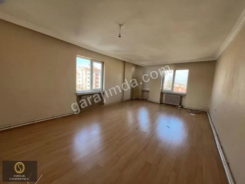 SARILAR GM'DEN CADDE ÜZERİ 3 CEPHELİ KOMBİ ARAKAT SATILIK